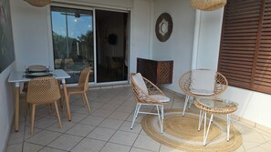 Outdoor dining - Summer Breeze, sea view apartment, (Saint-Paul)