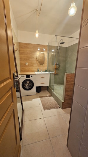 Dusche, Haartrockner, Handtücher, Seife