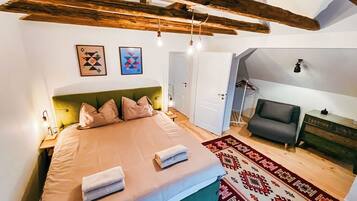 4 bedrooms, iron/ironing board, WiFi, bed sheets