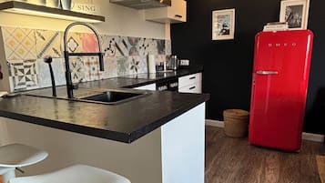 Een koelkast, een oven, een kookplaat, een vaatwasser