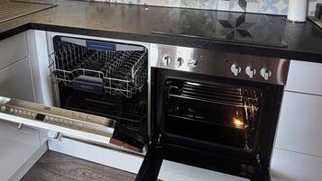 KĂŒhlschrank, Ofen, Herdplatte, GeschirrspĂŒler