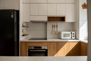 意式浓缩咖啡机、茶具/咖啡用具、电热水壶、餐桌