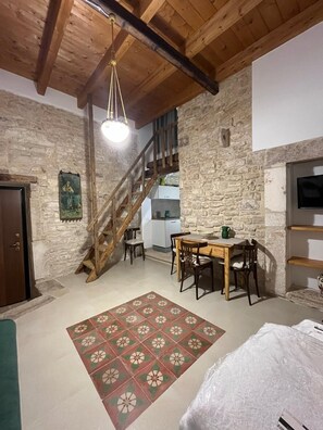 Apartamento | Zona de estar | Una televisión