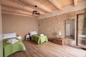 Safe på rommet, blendingsgardiner, lydisolert og wi-fi (inkludert)