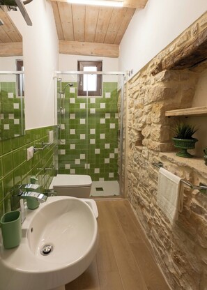 Kahden hengen huone (kaksi sänkyä), kaupunkinäköala | Kylpyhuone