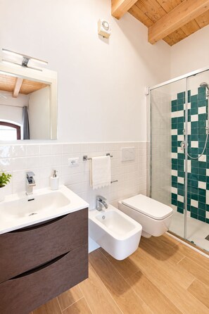 A modern bathroom with a shower, two sinks, and a vanity. - PALAZZO RIZZI DIMORA DEI TEMPLARI (Bitetto)