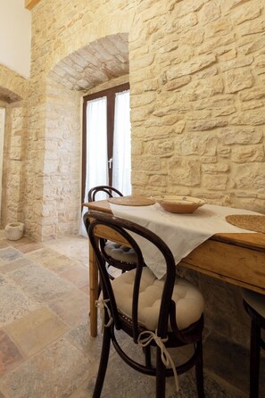 Apartment | Living area | TV - PALAZZO RIZZI DIMORA DEI TEMPLARI (Bitetto)