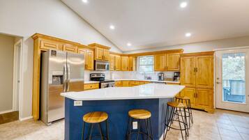 KylskÄp, mikrovÄgsugn, ugn och spishÀll