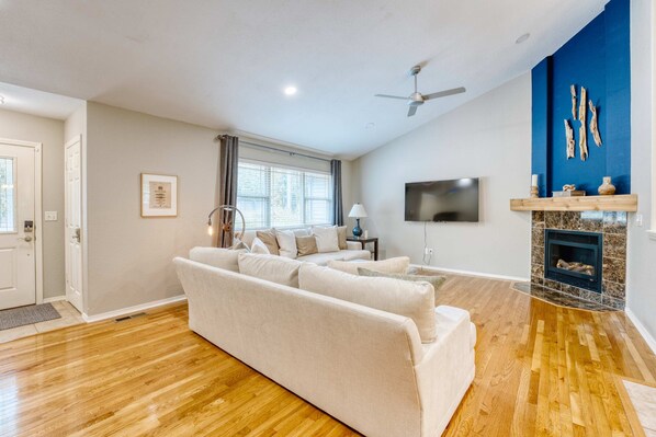 TV, fireplace, offices