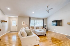 TV, fireplace, offices