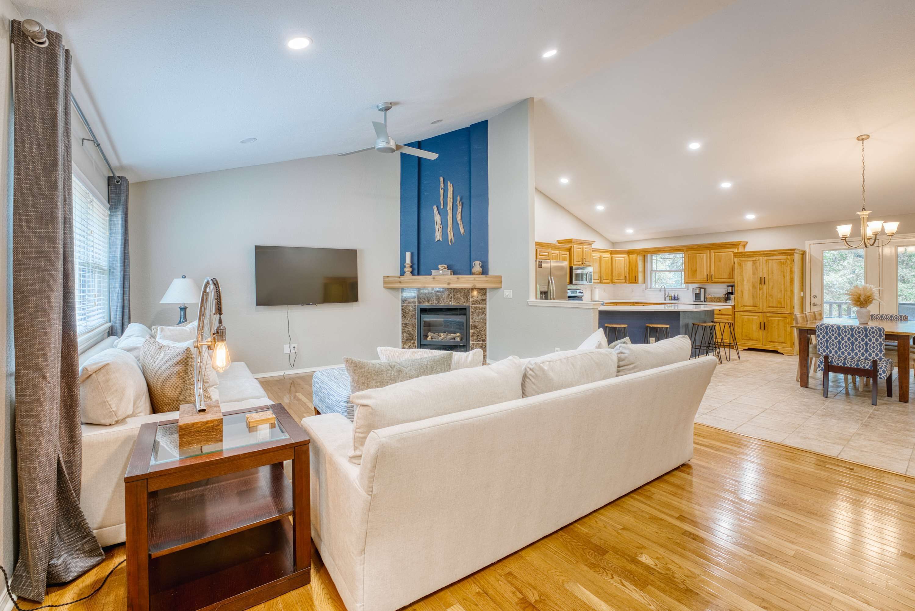 Tv, eldstad och kontor