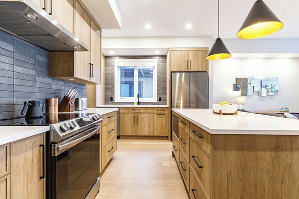 Réfrigérateur, four à micro-ondes, un four, surface de cuisson