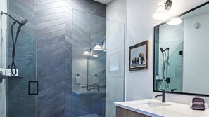 Dusche, Haartrockner, Handtücher
