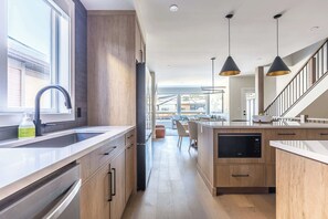 Réfrigérateur, four à micro-ondes, un four, surface de cuisson