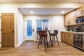 Microwave, coffee/tea maker, cookware/dishes/utensils - Aurora Lite - Brand new suite with private entrance (Canmore)