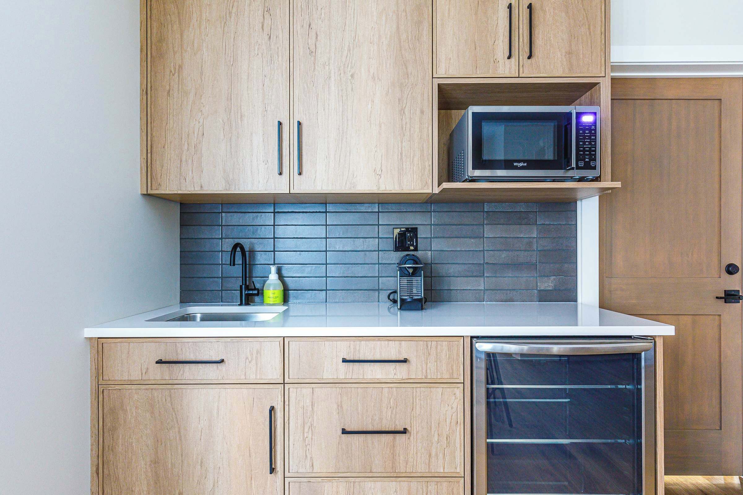 Microondas, cafetera y tetera y utensilios de cocina 