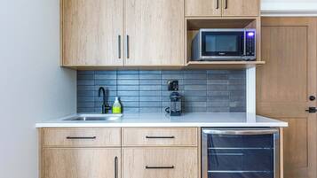 Microondas, cafetera y tetera y utensilios de cocina