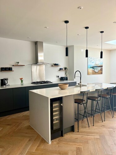 Large house close to the beach and shops sleeps 10