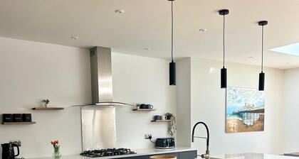 Large house close to the beach and shops sleeps 10