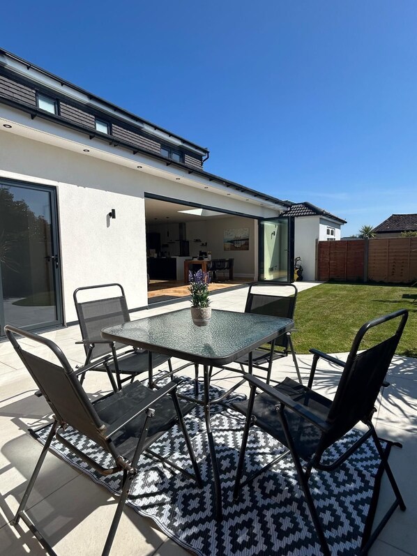 Outdoor dining - Large house close to the beach and shops sleeps 10 (Brighton and Hove)