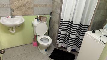 Dusche, HandtĂŒcher, Toilettenpapier