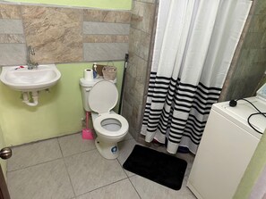 Een douche, handdoeken, toiletpapier