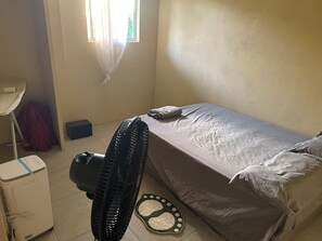 Een strijkplank/strijkijzer, wifi, beddengoed