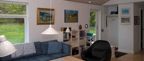 Flat-screen TV, stereo