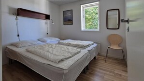 3 bedrooms, iron/ironing board, WiFi (free)