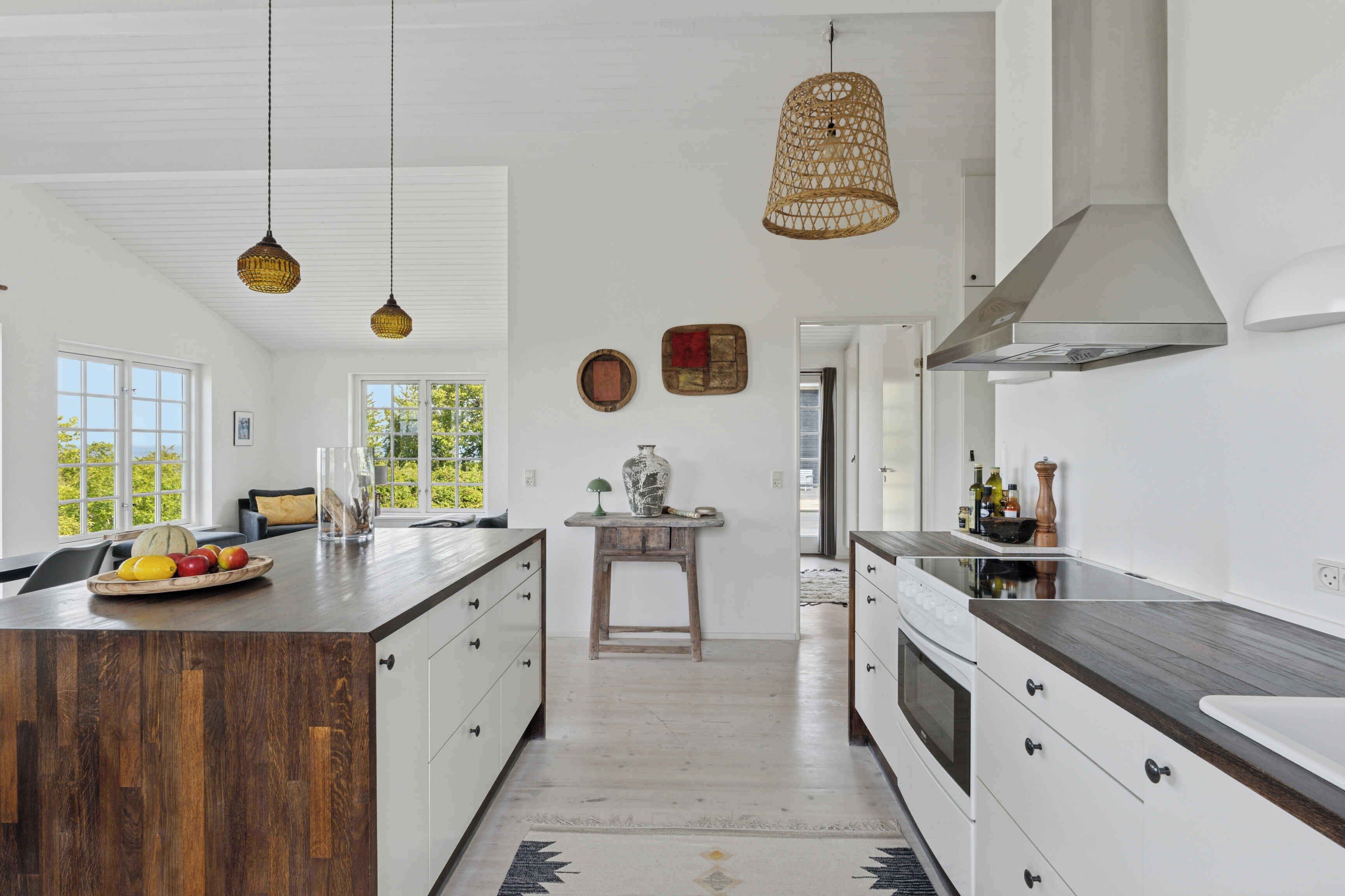 Kjøleskap, ovn, oppvaskmaskin og vannkoker