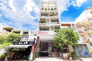 Exterior - Serene apartment with AC in vibrant HCM, Near TSN Airport 1.3km, Kitchen, Washer (Hồ Chí Minh)