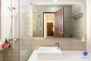 Dusche, Haartrockner, Handtücher, Seife
