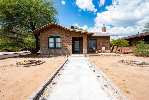 Exterior - Desert Nest Retreat • Firepit • Free Parking (Tucson)