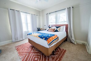 2 bedrooms, desk, WiFi, bed sheets