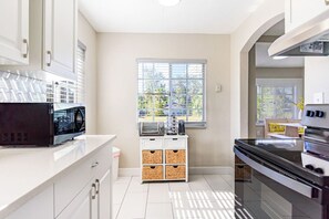 Fridge, microwave, oven, stovetop - Sunny 2/1 Condo Close to Clearwater Beach (Clearwater)