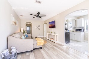 TV - Sunny 2/1 Condo Close to Clearwater Beach (Clearwater)