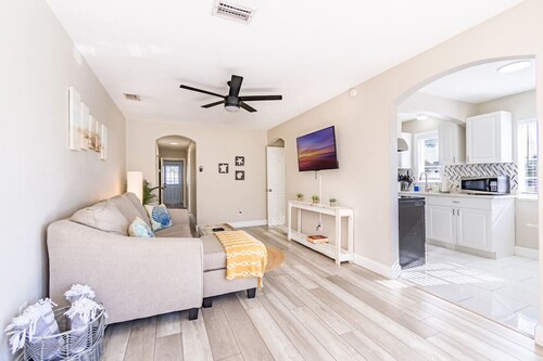 Sunny 2/1 Condo Close to Clearwater Beach