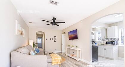 Sunny 2/1 Condo Close to Clearwater Beach
