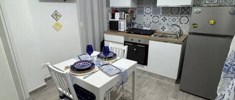 Een koelkast, een microgolfoven, een oven, een kookplaat