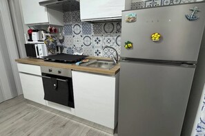冷蔵庫、電子レンジ、オーブン、コンロ