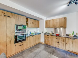 Réfrigérateur, four à micro-ondes, un four, lave-vaisselle