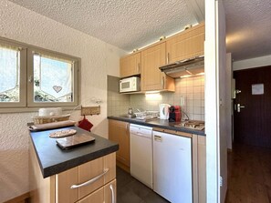 Réfrigérateur, four à micro-ondes, surface de cuisson, lave-vaisselle