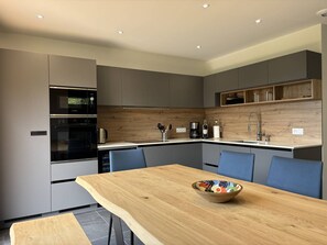 Réfrigérateur, micro-ondes, four, cafetière/bouilloire