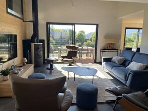 Télévision, cheminée