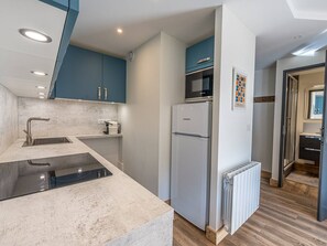 Réfrigérateur, four à micro-ondes, surface de cuisson, lave-vaisselle