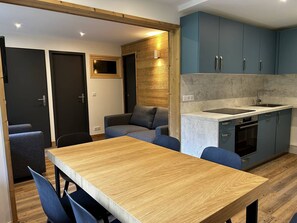 Réfrigérateur, four à micro-ondes, surface de cuisson, lave-vaisselle