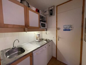 Cafeteira/chaleira, geladeira, micro-ondas, cooktop