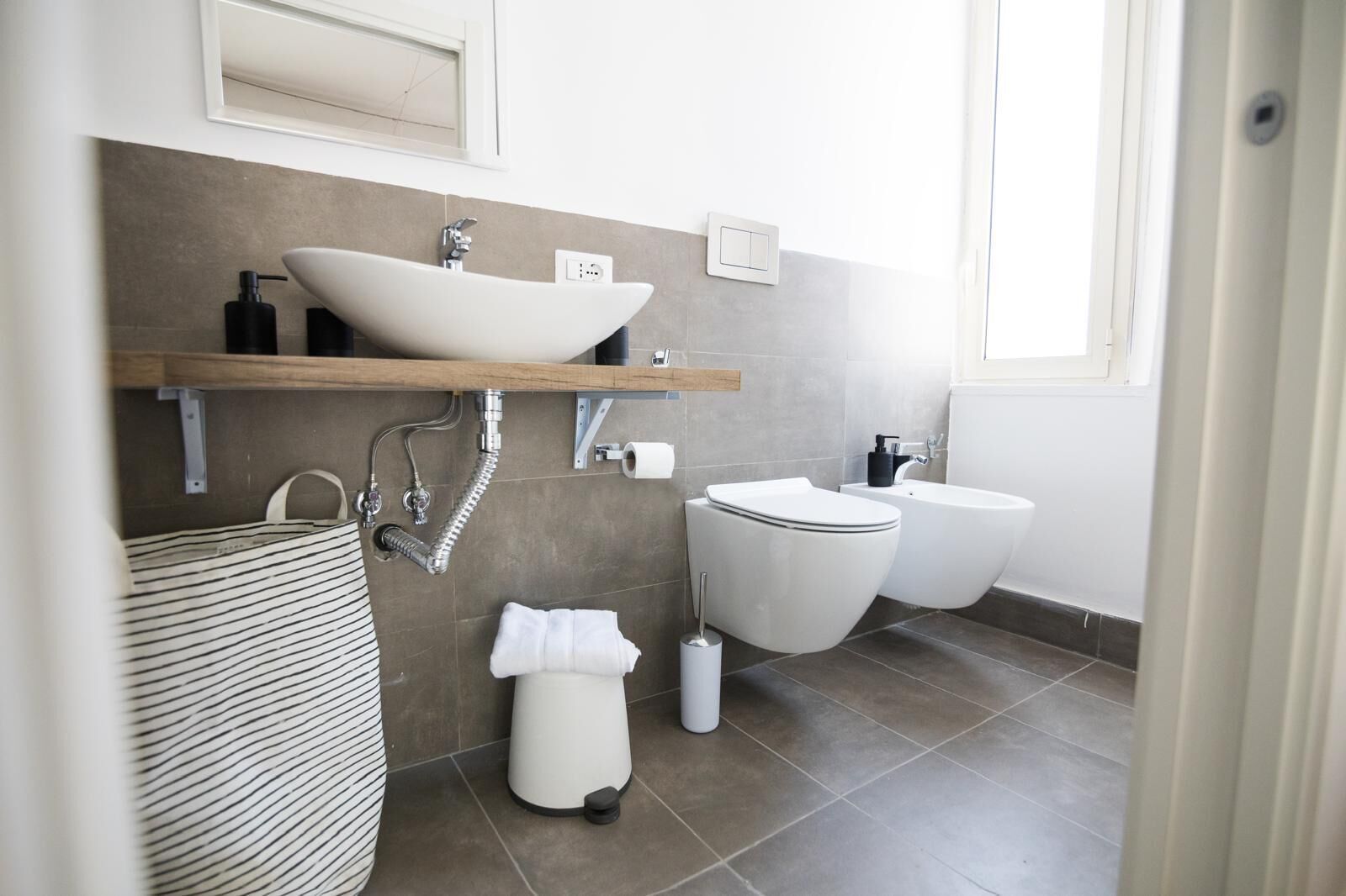 Serviettes fournies, savon, shampoing, papier toilette