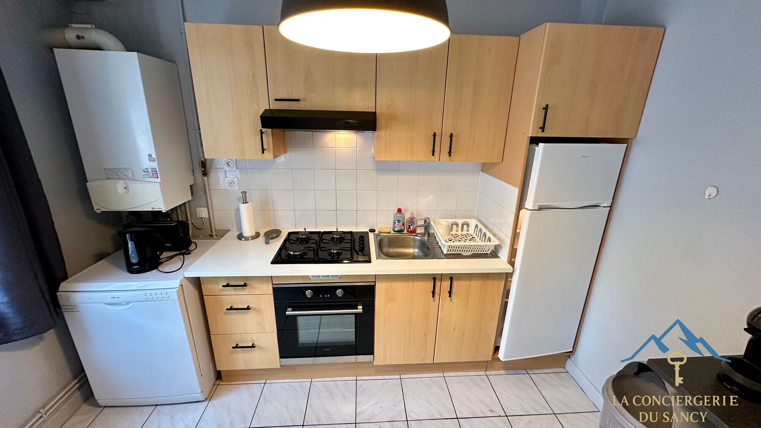 Frigorífico, microondas, horno y lavavajillas