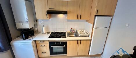 Frigorífico, microondas, horno y lavavajillas